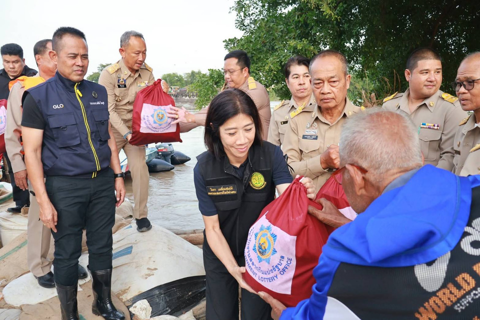 สภาสังคมสงเคราะห์ฯ-มิราเคิลออฟไลฟ์ ลุยป่าโมก มอบถุงยังชีพ 500 ชุด ช่วยชาวอ่างทองน้ำท่วม 