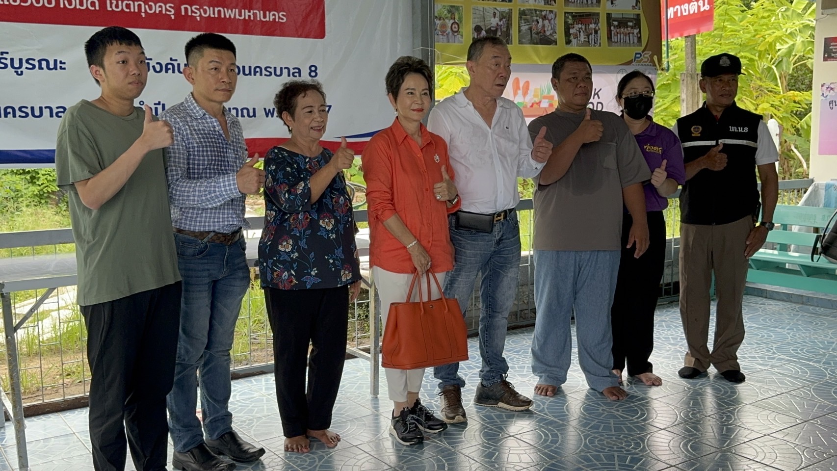 นักธุรกิจใหญ่ใจบุญนำสิ่งของอุปโภค จำนวน 1,800 กล่องและรถวีลแชร์จำนวน 60 คัน มอบให้แก่ผู้ด้อยโอกาส