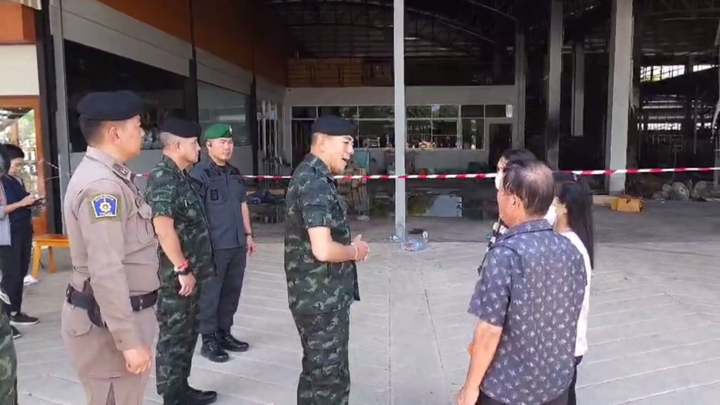 มทภ.ที่ 4 ตรวจดูที่เกิดเหตุ เยี่ยมให้กำลังใจผู้ประกอบการถูกคนร้ายลอบวางเพลิงพื้นที่ยะลา