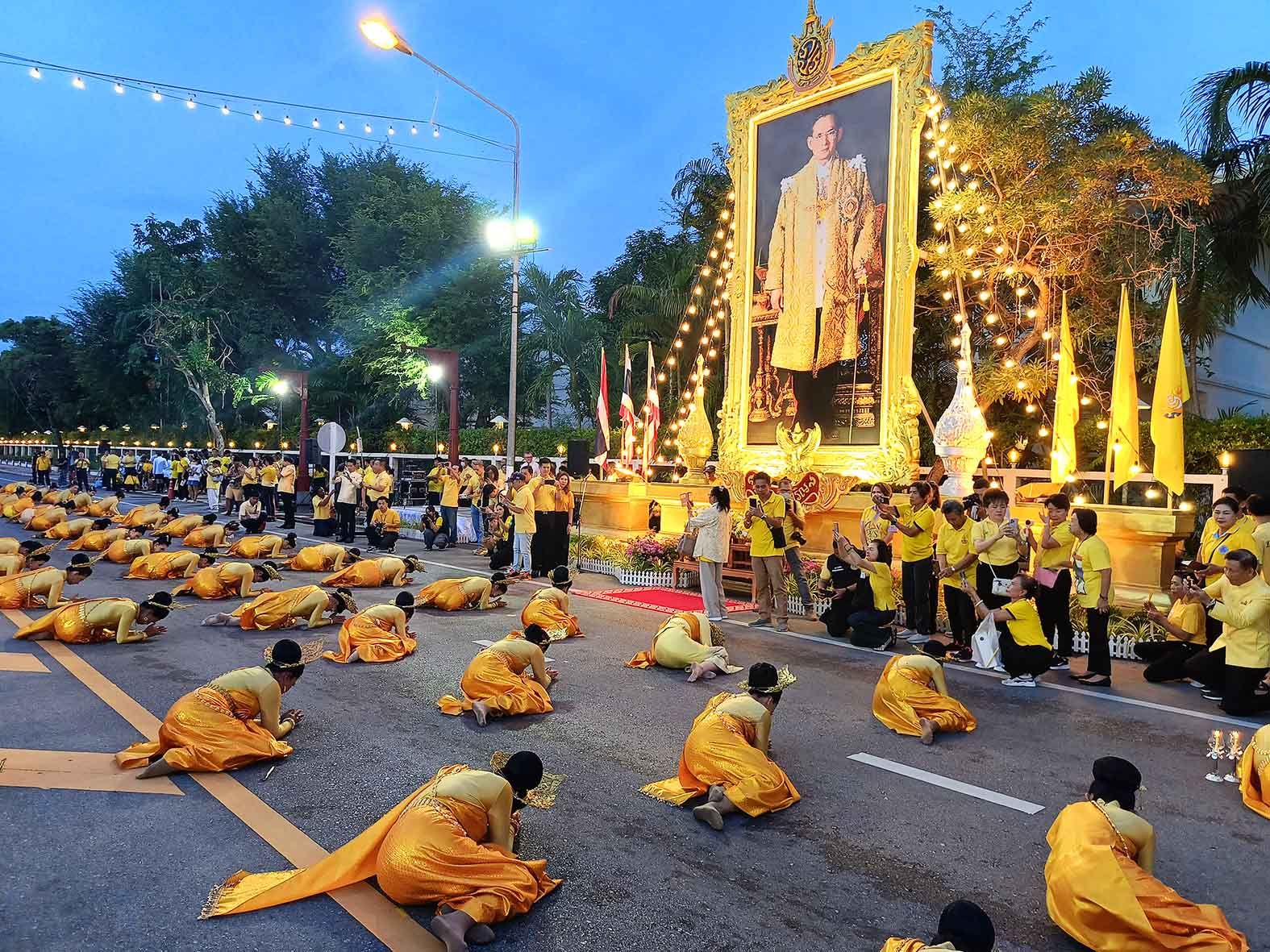 นางรำนับร้อยชีวิต รำน้อมรำลึก “ในหลวง ร.9” หน้าวังไกลกังวล เนื่องในวันนวมินทรมหาราช
