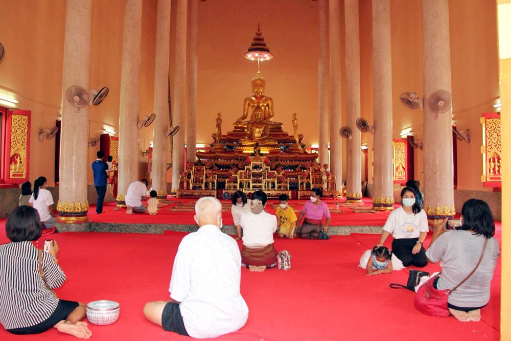 ปชช.แห่ไว้ขอพร​ "หลวงพ่อโต-พระพุทธสิหิงค์" วัดกลางบุรีรัมย์​ ช่วงหยุดยาวเข้าพรรษา