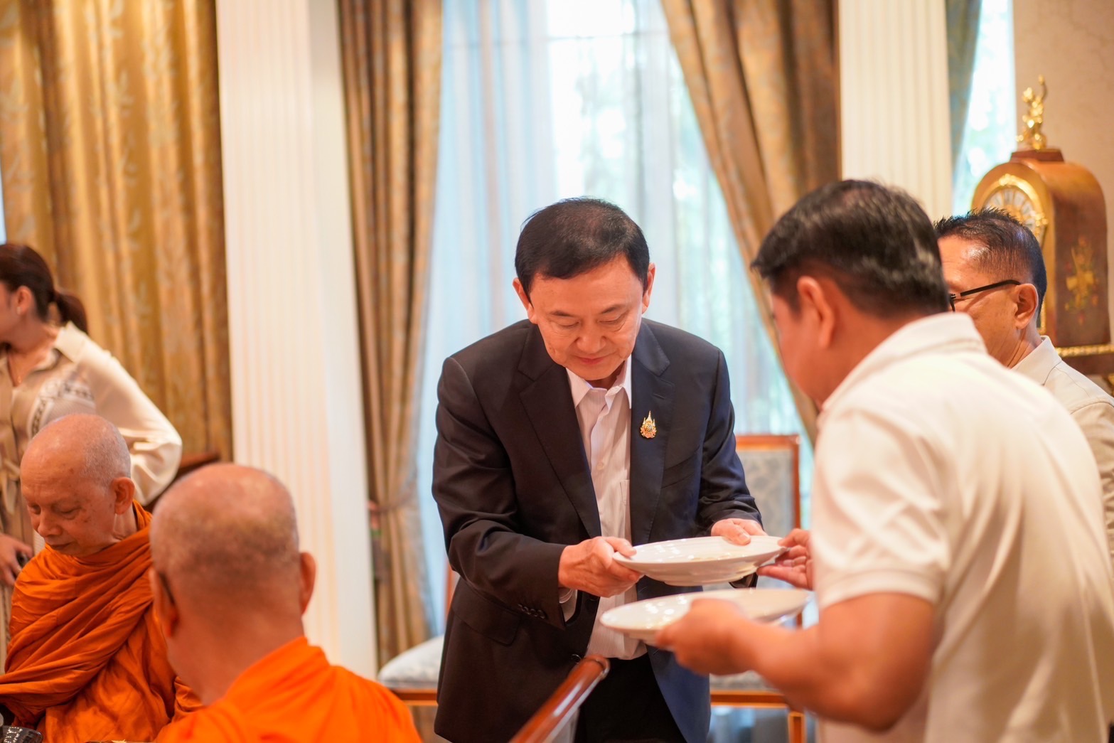 "จันทร์ส่องหล้า" คึกคัก! "ทักษิณ" ทำบุญวันเกิด 75 ปี คนใกล้ชิด "สส.-รมต.เพื่อไทย" เข้าอวยพร