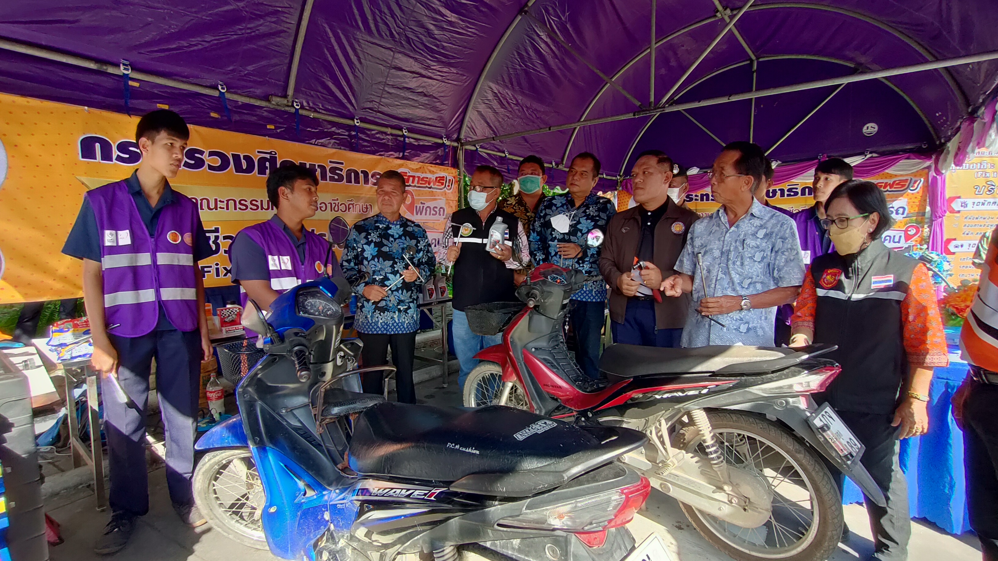 อาชีวะอาสาสตูลช่วยประชาชนฟรีรับเทศกาลปีใหม่