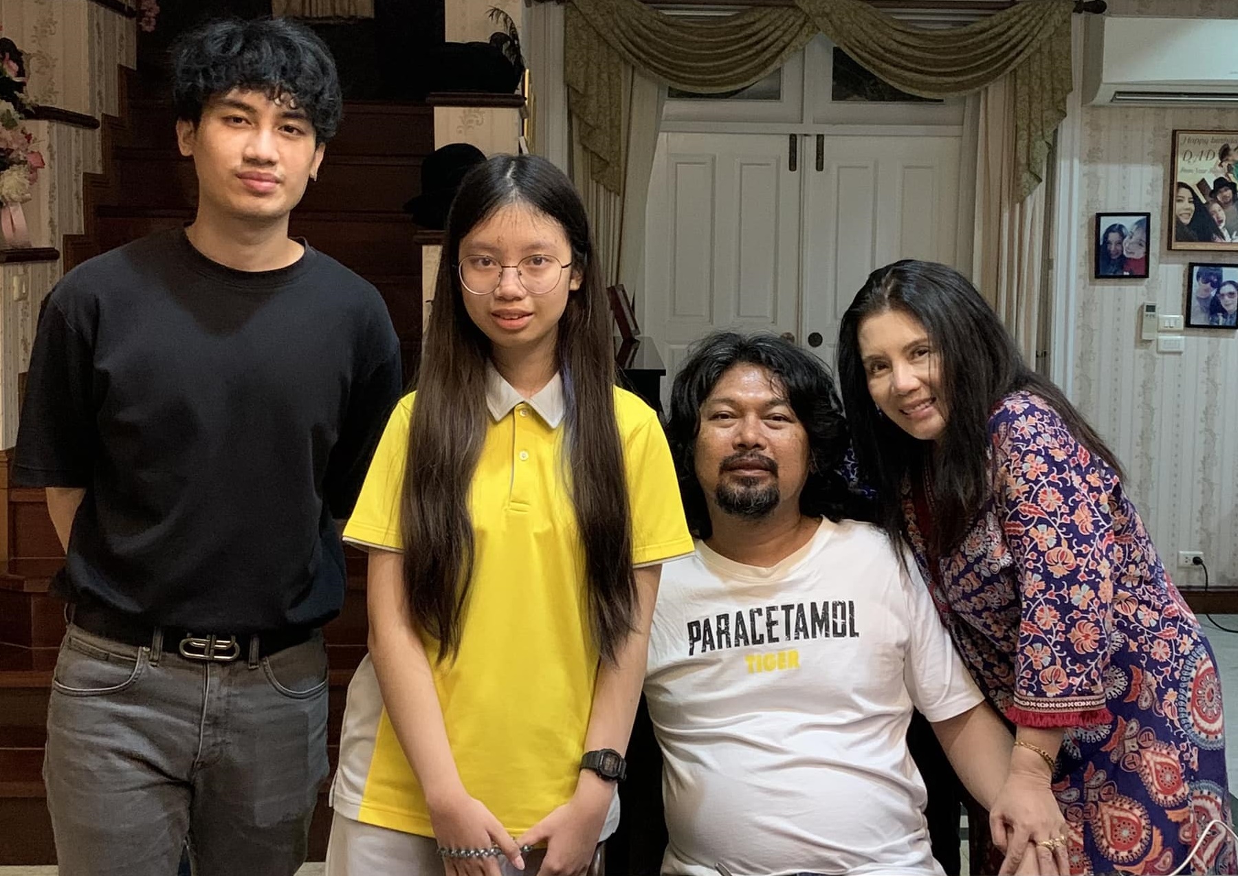 "เสก-กานต์" อวดโมเมนต์ครอบครัวอบอุ่น "เสือ-กวาง" ร่วมเฟรม