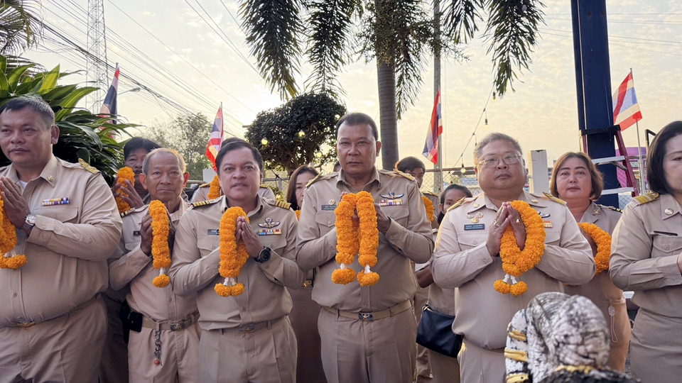 “นายกป้อม” ลุยงานวันแรก จัดหัวหมู 100 หัว–โรงทานทุเรียนกุ้งเผา แจกชาวลาดหลุมแก้ว