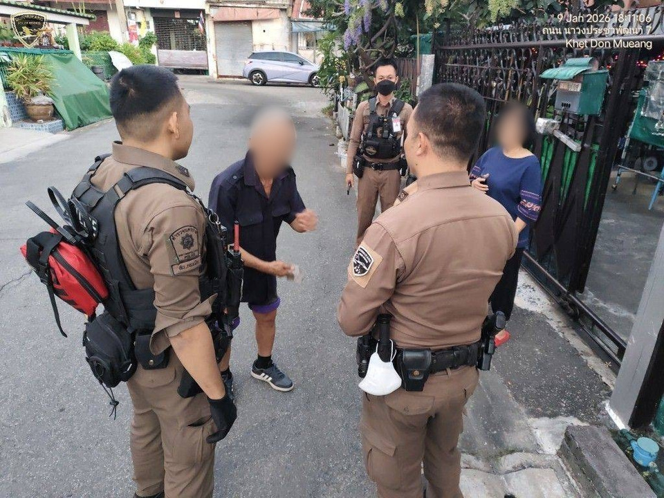 รวบหนุ่มใหญพกปืนขู่อริ​ กลางหมู่บ้านปิ่นเจริญ​ ดอนเมือง สาเหตุสุนัขส่งเสียงดังมานาน