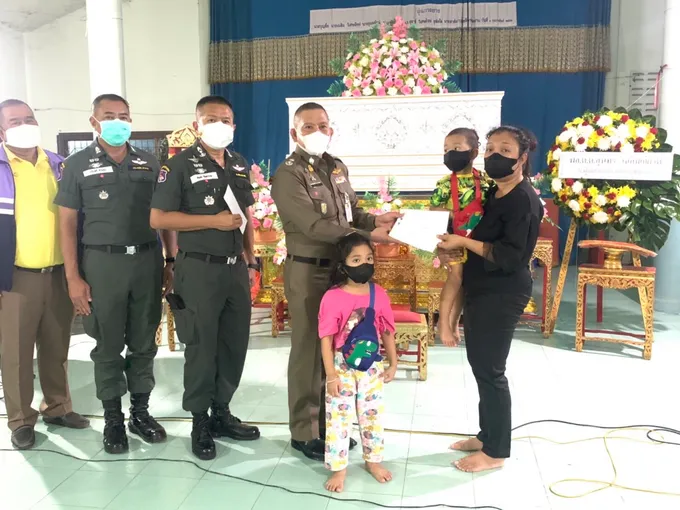 รอง ผบช.ตชด.มอบเงินสวัสดิการเบื้องต้นให้ภรรยาและบุตร ด.ต.เสียชีวิต