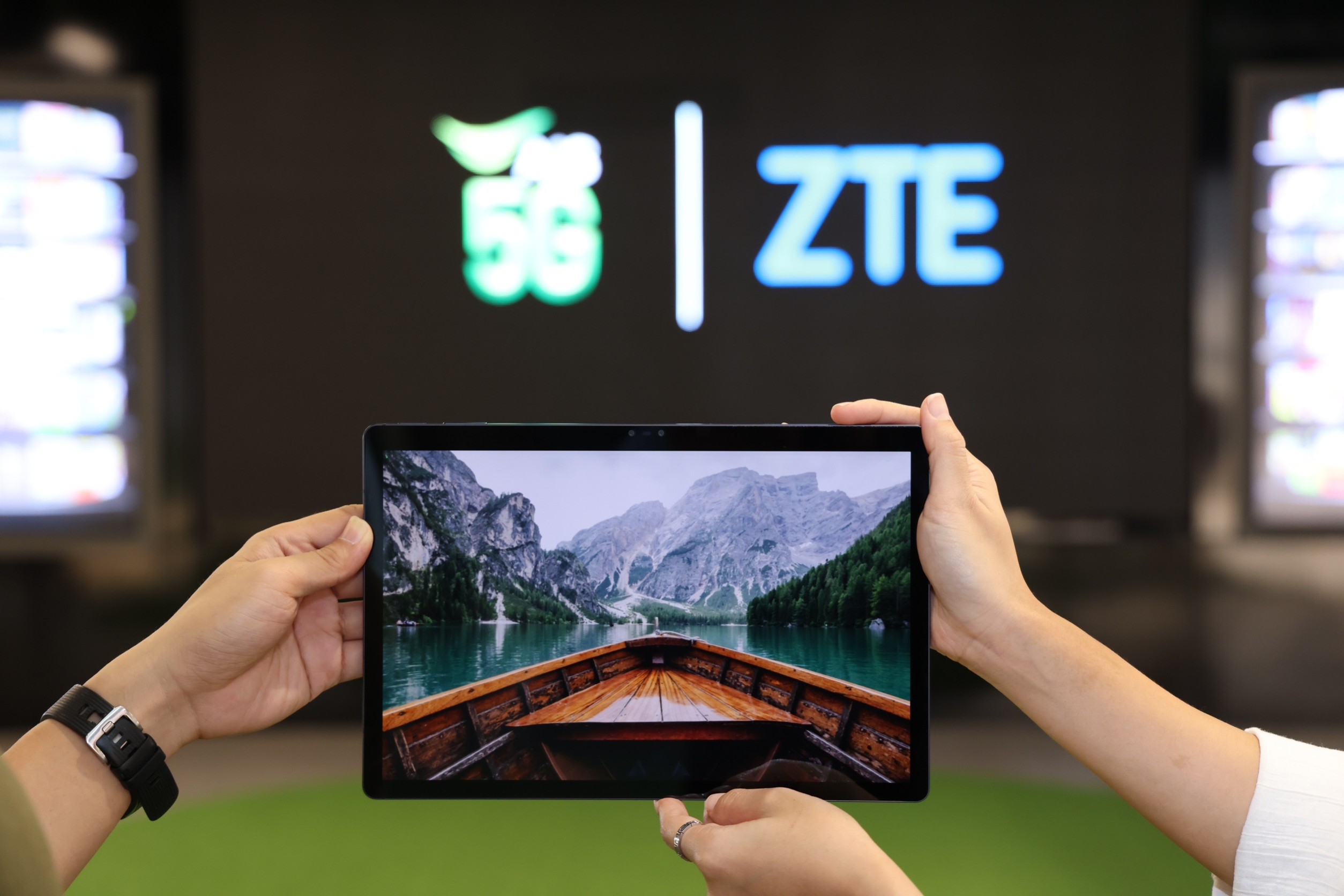 AIS และ ZTE ปฏิวัติวงการ 3D คอนเทนต์ครั้งแรกในโลกกับแท็บเล็ตสามมิติ Nubia Pad 3D ที่ไม่ต้องผ่านแว่นกลางงาน MWC 2023