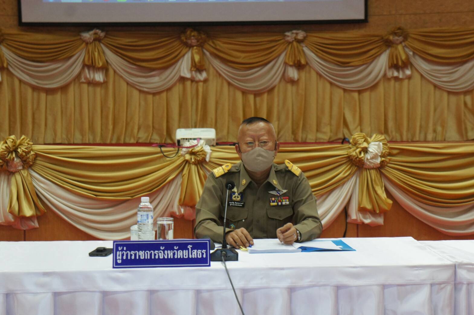 ยโสธร ประชุมคณะกรมการจังหวัด หัวหน้าส่วนราชการและนายอำเภอกำชับยังเข้มงวดป้องกันโรคโควิด-19