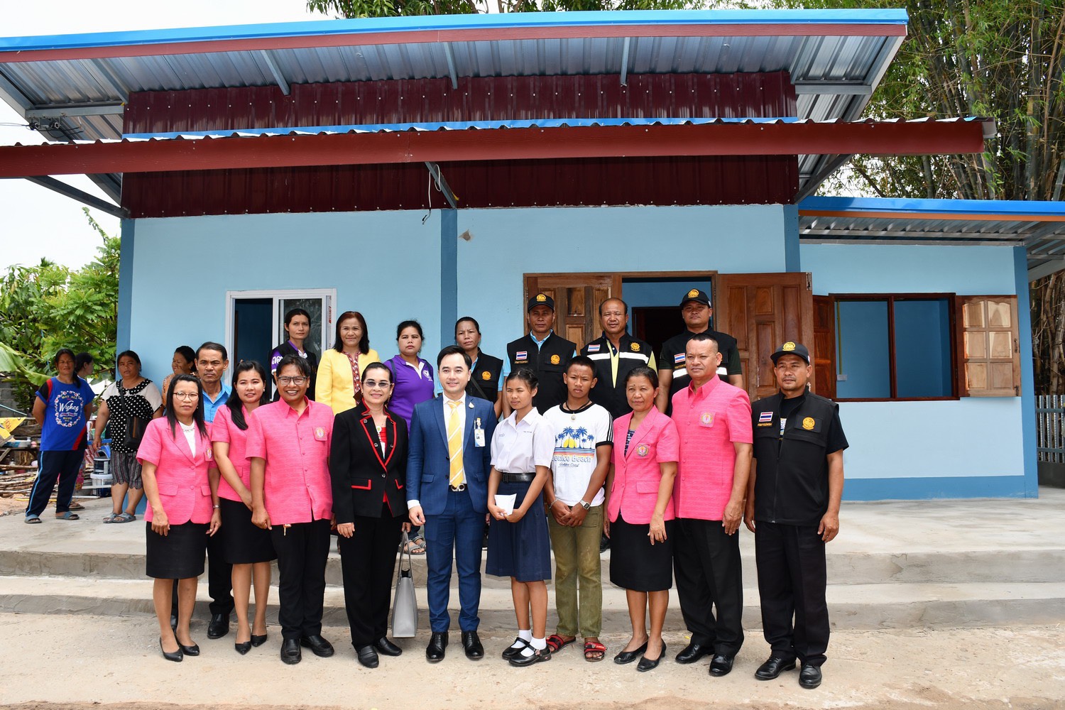 ที่ปรึกษา รมช.ศธ.ลงพื้นที่ช่วยเหลือนักเรียนสองพี่น้องไร้ญาติ ที่มีชาวไทยและต่างประเทศร่วมบริจาค
