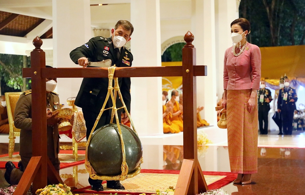 “ในหลวง-พระราชินี” เสด็จฯไปทรงตัดหวายลูกนิมิตอุโบสถ ณ วัดป่านานาชาติ จ.อุบลราชธานี