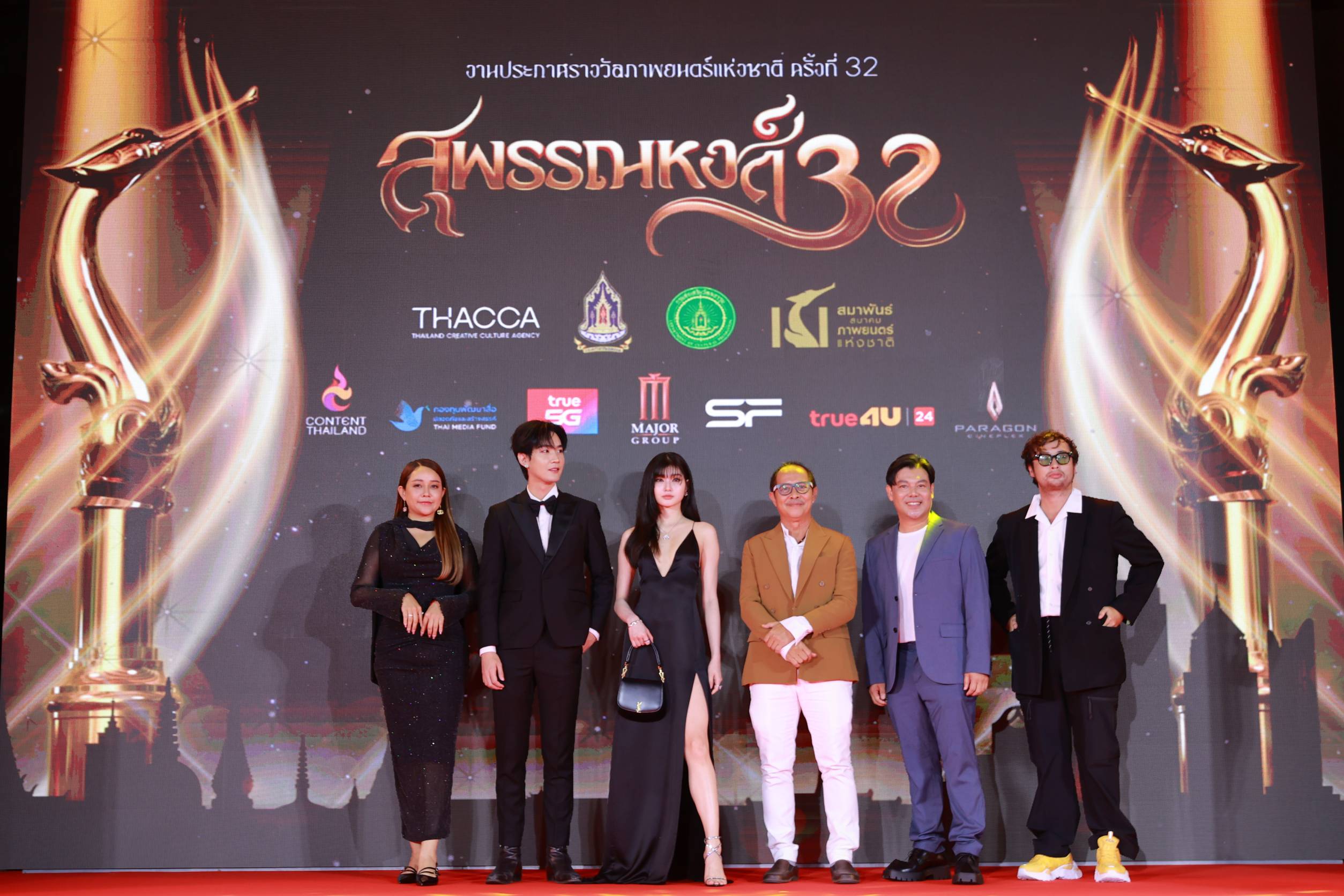 "โบว์-กัญธนัช" ยกทีม "เพชร-นีโน่-คิมม่อน-เมเบิ้ล" ร่วมเดินพรมแดง ในงาน "สุพรรณหงส์ครั้งที่ 32"