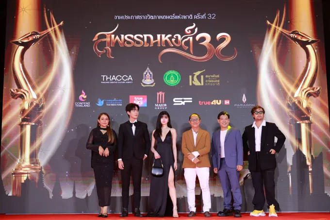 "โบว์-กัญธนัช" ยกทีม "เพชร-นีโน่-คิมม่อน-เมเบิ้ล" ร่วมเดินพรมแดง ในงาน "สุพรรณหงส์ครั้งที่ 32"