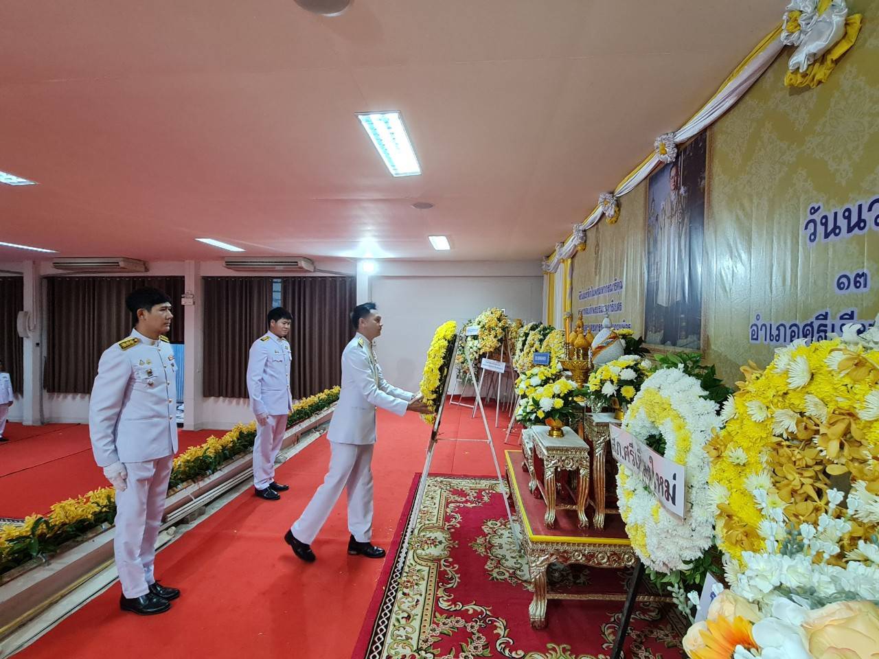 หนองคาย นอภ.ศรีเชียงใหม่ นำพสกนิกรทำบุญตักบาตรถวายเป็นพระราชกุศล และวางพวงมาลาถวายราชสักการะ เนื่องในวันนวมินทรมหาราช 