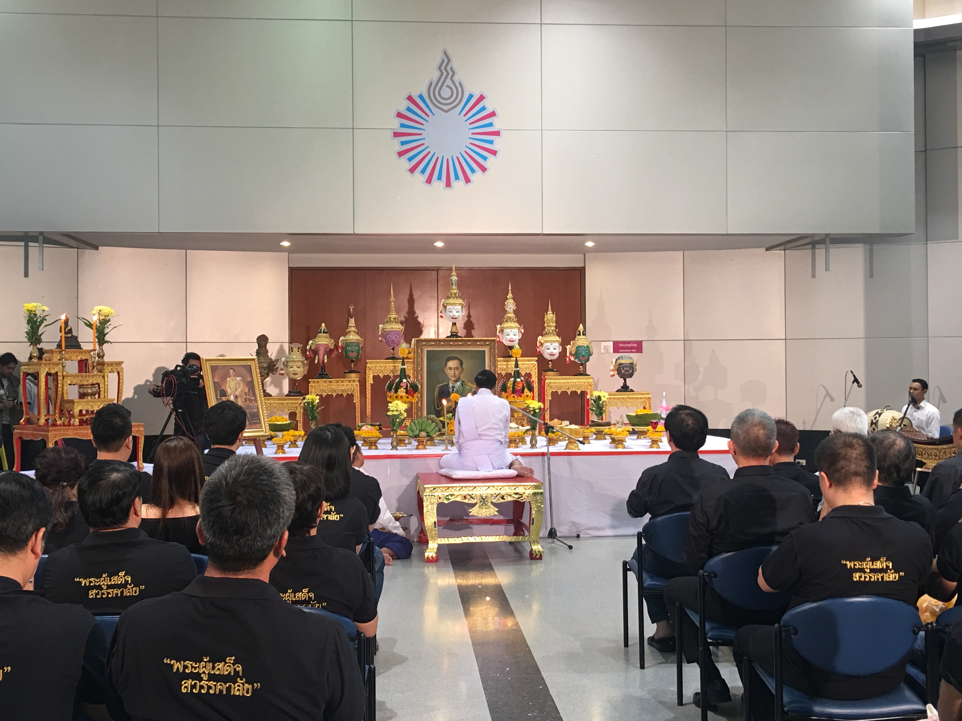 3 ศิลปินรุ่นครูถ่ายทอดพลังสู่บทเพลง “พระผู้เสด็จสวรรคาลัย”