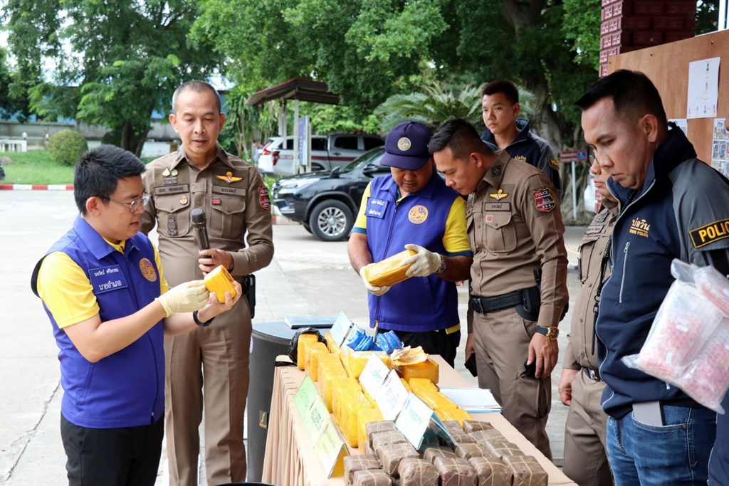 นอภ.ศรีราชา ร่วม ผกก.สภ.บ่อวิน แถลงจับกุมเครือข่ายยาเสพติด "นายขุนเดช" กว่า 4 แสนเม็ด