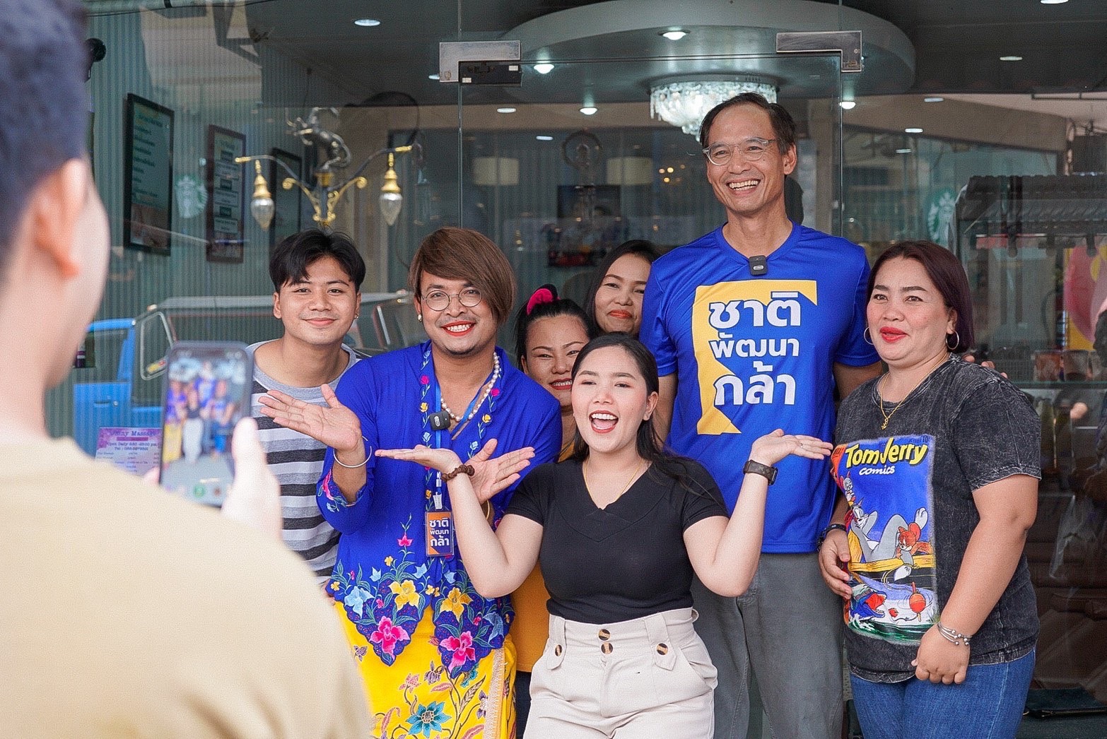 หาดใหญ่แตก! “กรณ์” ควง “จูรี” ลงพื้นที่ใจกลางเมือง ปลุกคนใต้อย่าลืมอุดมคติ “เงินซื้อไม่ได้” 