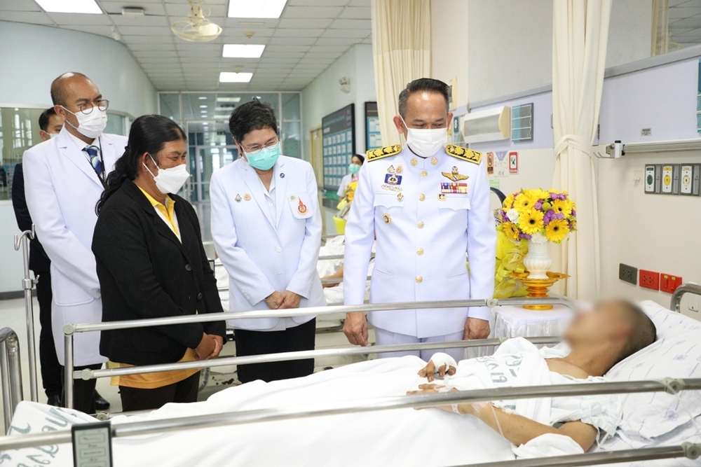 ในหลวง โปรดเกล้าฯ ให้ผวจ.สงขลา เชิญดอกไม้และตะกร้าสิ่งของพระราชทาน แก้ อส.ทหารพราน ที่ได้รับบาดเจ็บหากเหตุคนร้ายลอบวางระเบิด