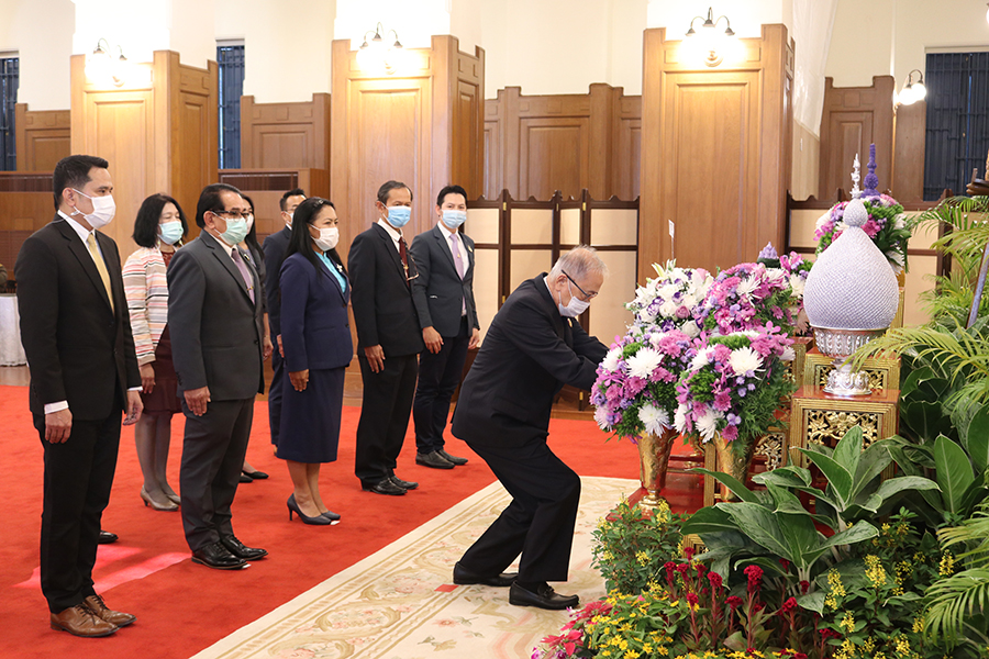 คณะผู้บริหารมทร.กรุงเทพ ลงนามถวายพระพร กรมสมเด็จพระเทพฯ ให้ทรงหายจากพระอาการประชวร