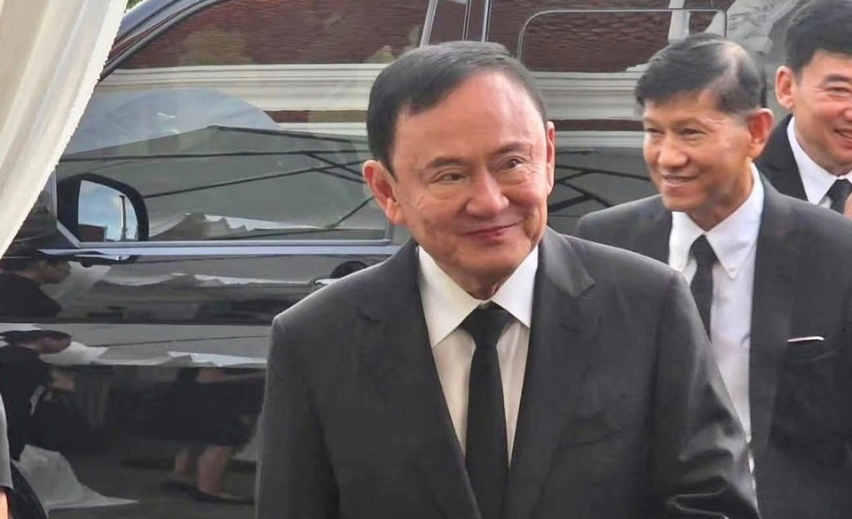 "ทักษิณ" ร่วมสวดพระอภิธรรมศพ "พล.ต.ท.ผ่อน ปลัดรักษา" บิดา "พญ.พักตร์พิไล ทวีสิน" แกนนำเพื่อไทยร่วมอาลัย