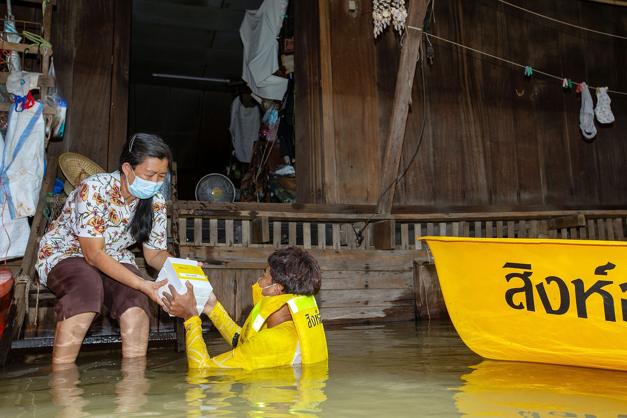สิงห์อาสา ผนึกกำลังเครือข่าย ลงพื้นที่ช่วยเหลือผู้ประสบภัยน้ำท่วม ชุมชนตลาดเก่ากบินทร์บุรี ปราจีนบุรี