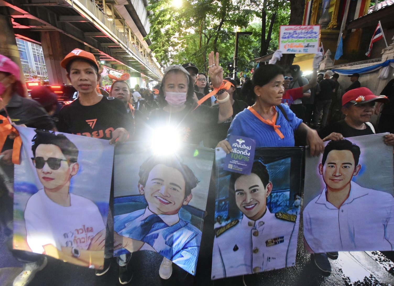 แนวร่วมธรรมศาสตร์ฯจัดชุมนุมมวลชนแยกปทุมวัน ชวนปชช.ส่องไฟฉายให้ทางประชาธิปไตย