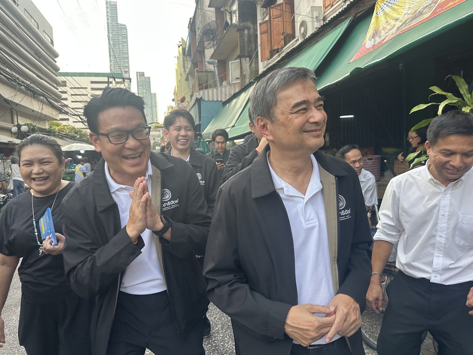 “อภิสิทธิ์–สกลธี” นำทีมกรุงเทพฯฟ้าใหม่ ลงพื้นที่เขต 1–2 ขอคะแนนประชาธิปัตย์ 