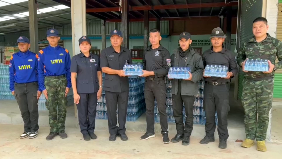 นพค.53 ศรีสะเกษ มอบน้ำดื่ม 6,000 ขวด หนุนทหารชายแดนไทย–กัมพูชา สร้างขวัญกำลังใจ
