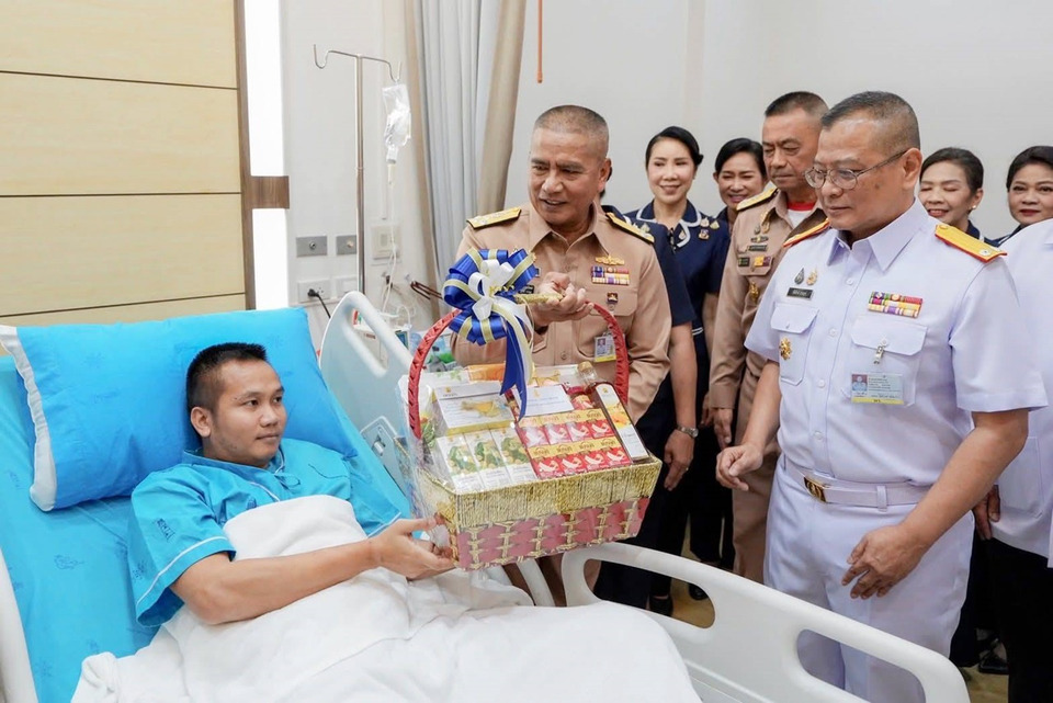ผบ.ทร. เยี่ยมให้กำลังใจ 2 ทหารกล้า รักษาตัว รพ.สมเด็จพระนางเจ้าสิริกิติ์ฯ