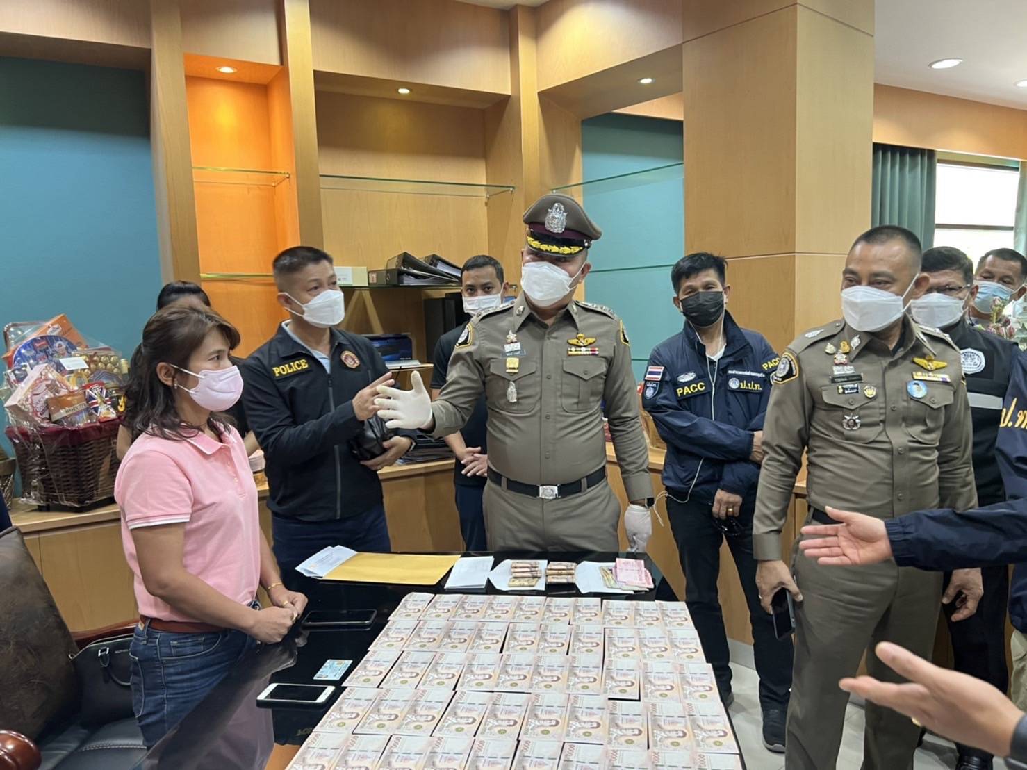 บุกรวบ นายกฯ พร้อม รองนายก คาห้องทำงาน หลังเรียกสินบน 1 แสนบาท แลกออกใบอนุญาตถมดิน 
