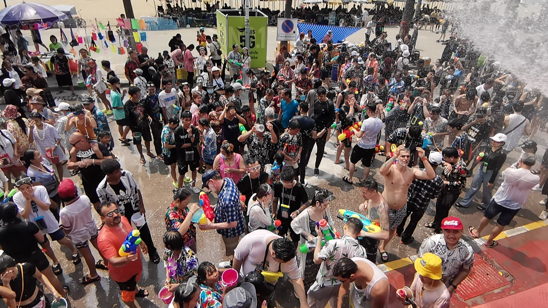 คลื่นมหาชนเที่ยววันไหลพัทยาคึกคัก แห่สาดน้ำริมหาดทำถนนสุขุมวิทติดยาวตลอดสาย