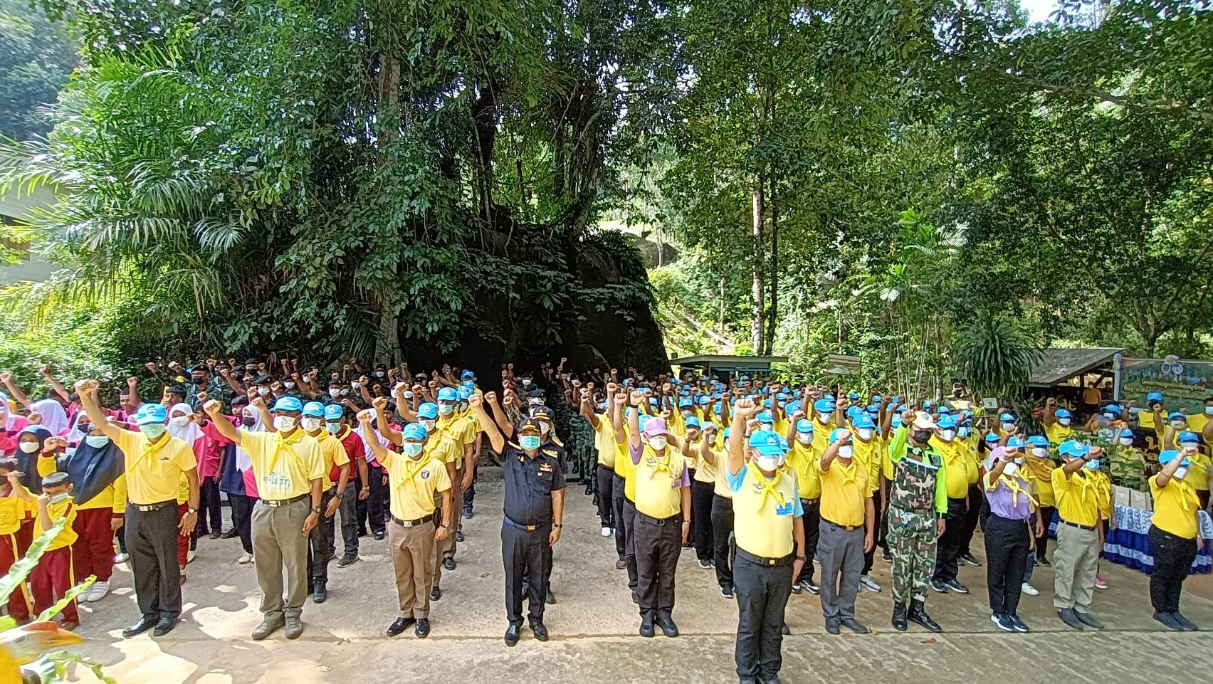 ทหารสตูล นำประชาชนชายแดน ร่วมปลูกป่าแนวกันไฟ 4 ไร่ เฉลิมพระเกียรติในหลวง