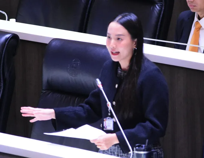 “รักชนก” ชะงัก! ถูกเซ็นเซอร์สไลด์กลางสภาฯ โวยเสียสมาธิ แฉยับ “กอ.รมน.” ของบซื้อไฟฉายกระบอกละ 6 พันไร้สเปก