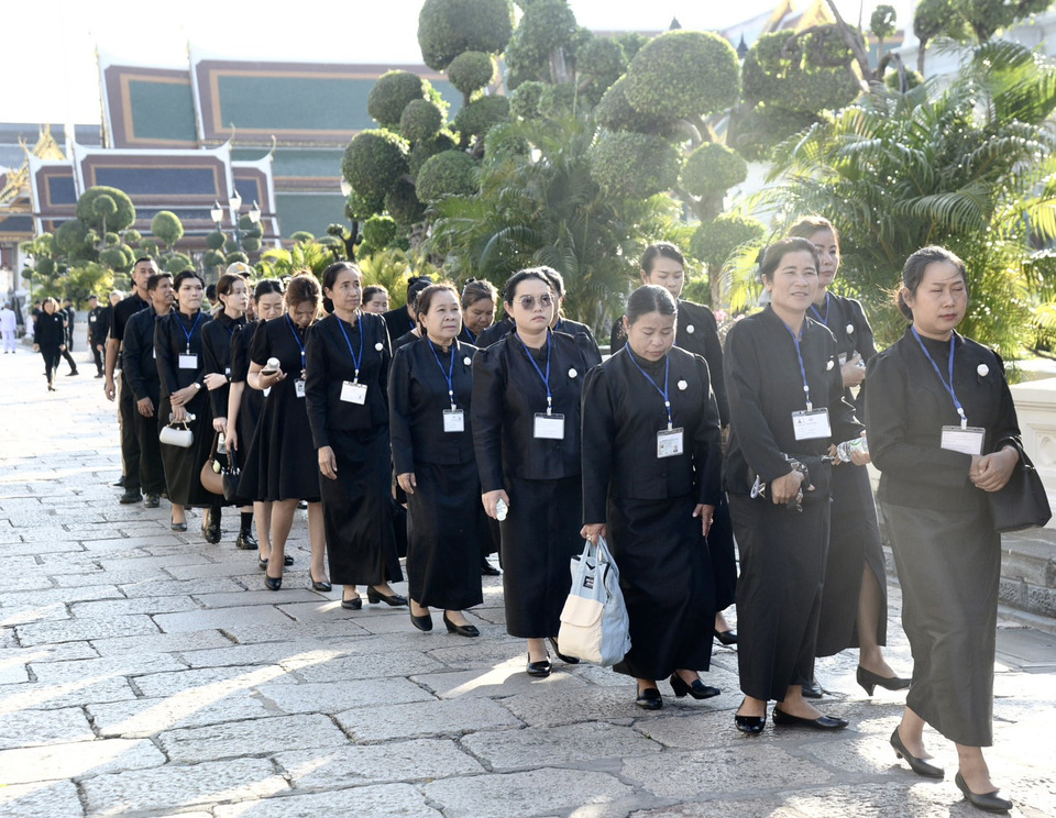 ประชาชนทั่วสารทิศ กราบถวายบังคมพระบรมศพ "พระพันปีหลวง" สำนึกในพระมหากรุณาธิคุณอย่างต่อเนื่อง