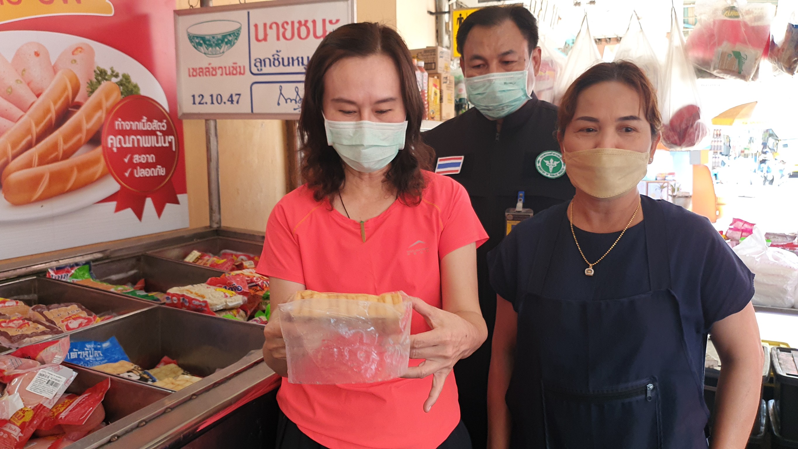 มหาชัยตรวจเข้มร้านขายอาหารแช่แข็งยันไม่มีไส้กรอกผสมสารพิษ