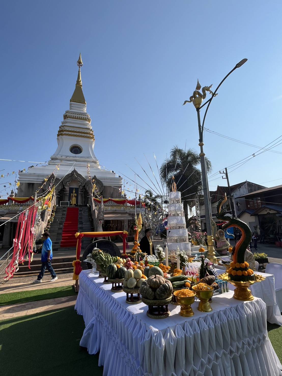 พิธีบวงสรวงและรำถวายองค์พระธาตุกลางน้ำ (พระธาตุหล้าหนอง) ชาวหนองคายกว่า 500 คน ร่วมพิธีบวงสรวงและรำถวายพระธาตุกลางน้ำ  