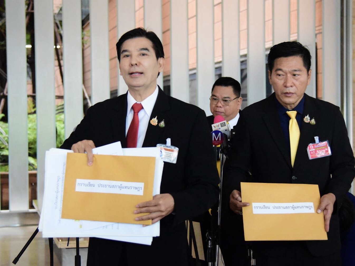 กัดไม่ปล่อย! “เด็จพี่” หอบหลักฐานเล่นงาน “บิ๊กป้อม” ปมลาประชุมสภาฯไปเชียร์วอลเลย์-เปิดบ้านเบิร์ธเดย์