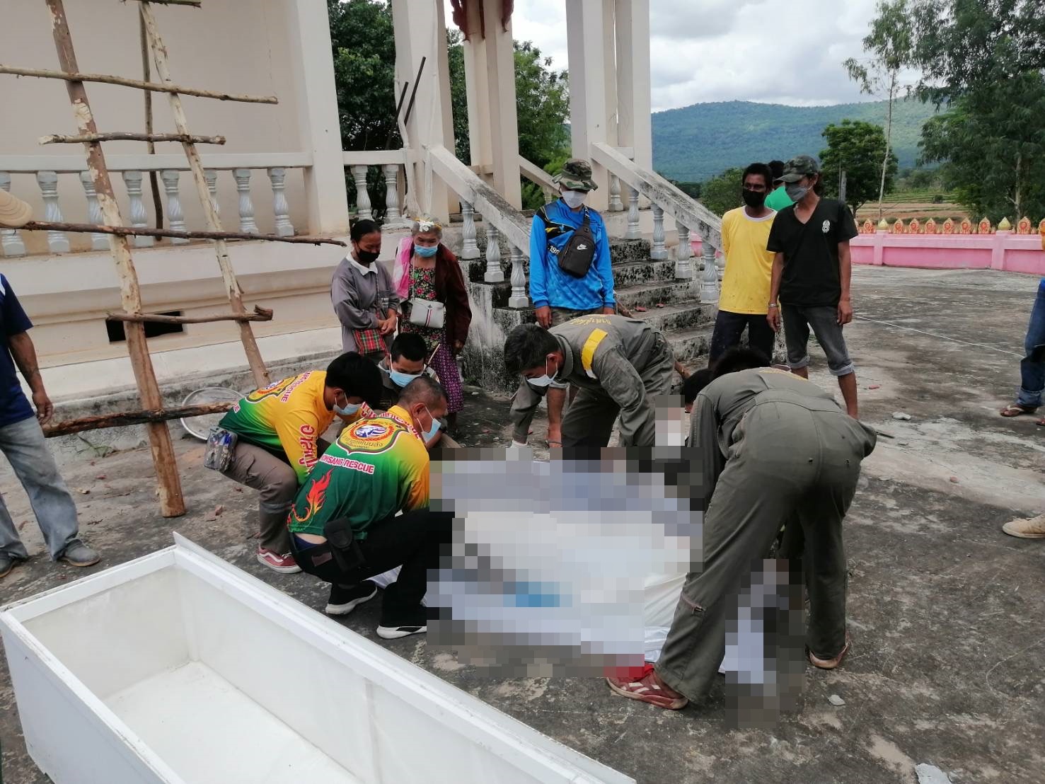 หนองบัวลำภู สลดหนุ่มใจบุญช่วยซ่อมเมรุวัดพลัดตกศรีษะกระแทกพื้นดับ