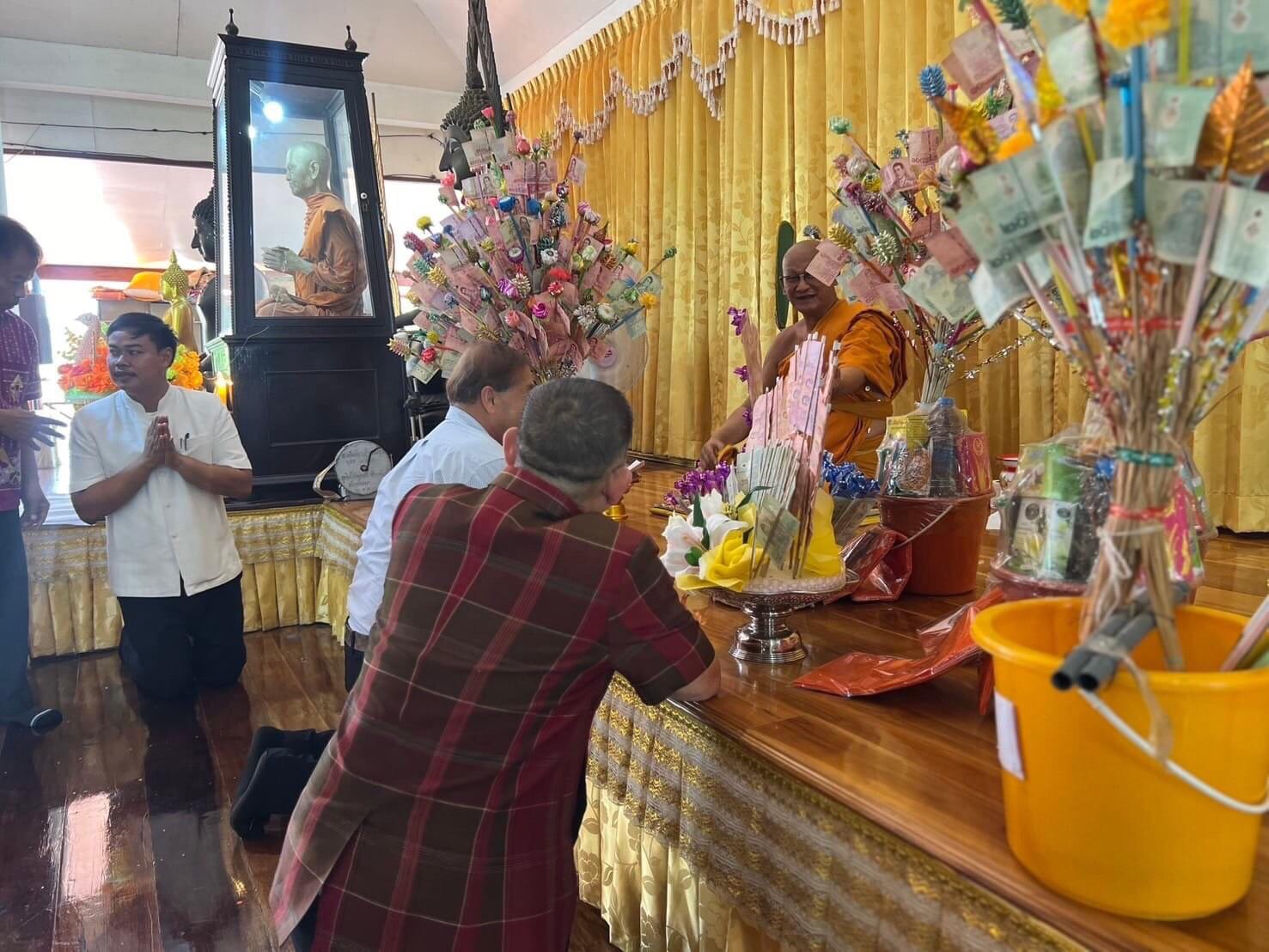 ผู้ว่าฯ อ่างทองทอดผ้าป่าสามัคคีมูลนิธิพัฒนาคุณภาพชีวิตเด็กเปราะบางและเด็กยากจนอำเภอแสวงหา