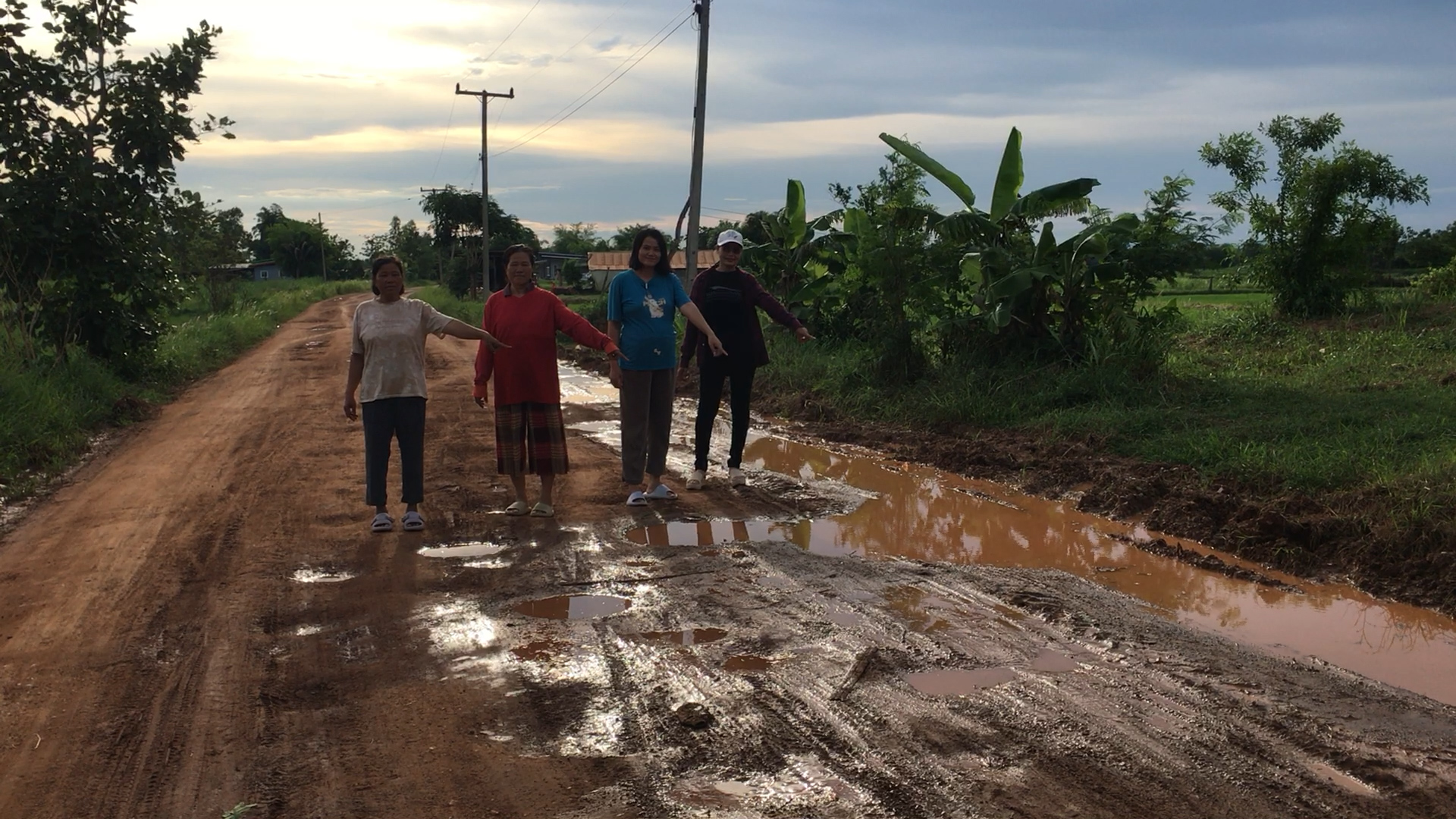 หนองบัวลำภู ชาวบ้านเดือดร้อน ต้องทนทุกข์ทรมาน ถนนลูกรังพังเป็นหลุมเป็นบ่อเกือบ 40 ปี