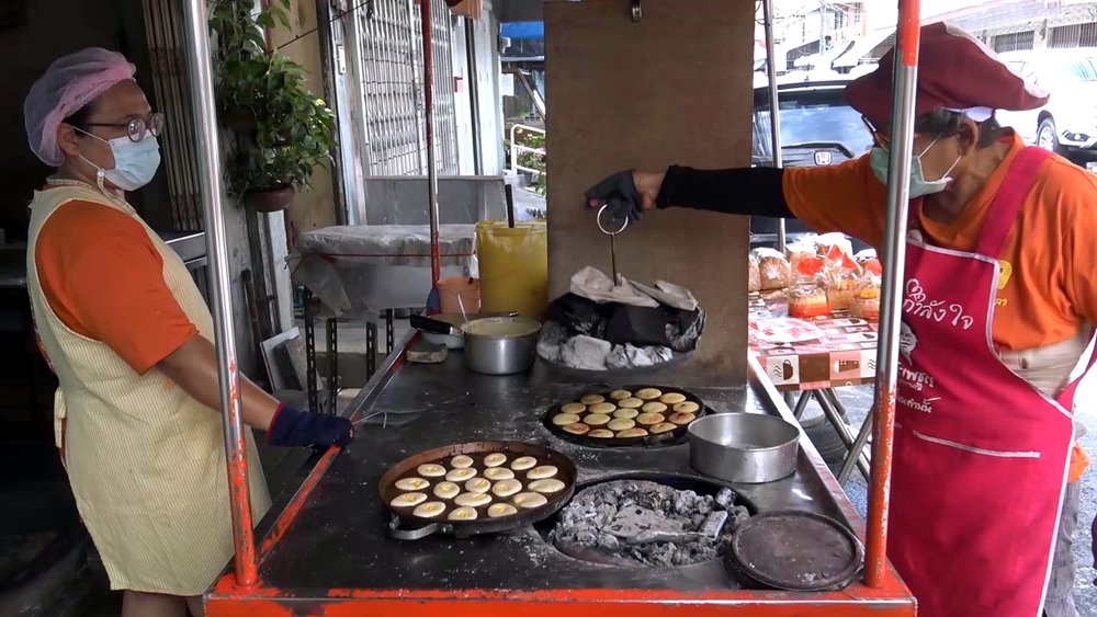 ร้านเด็ดอร่อย! "ป้ามล ขนมไข่เตาถ่านสงขลา" สวนกระแสราคาไข่ไก่พุ่ง ขายชิ้นละ 2 บาท