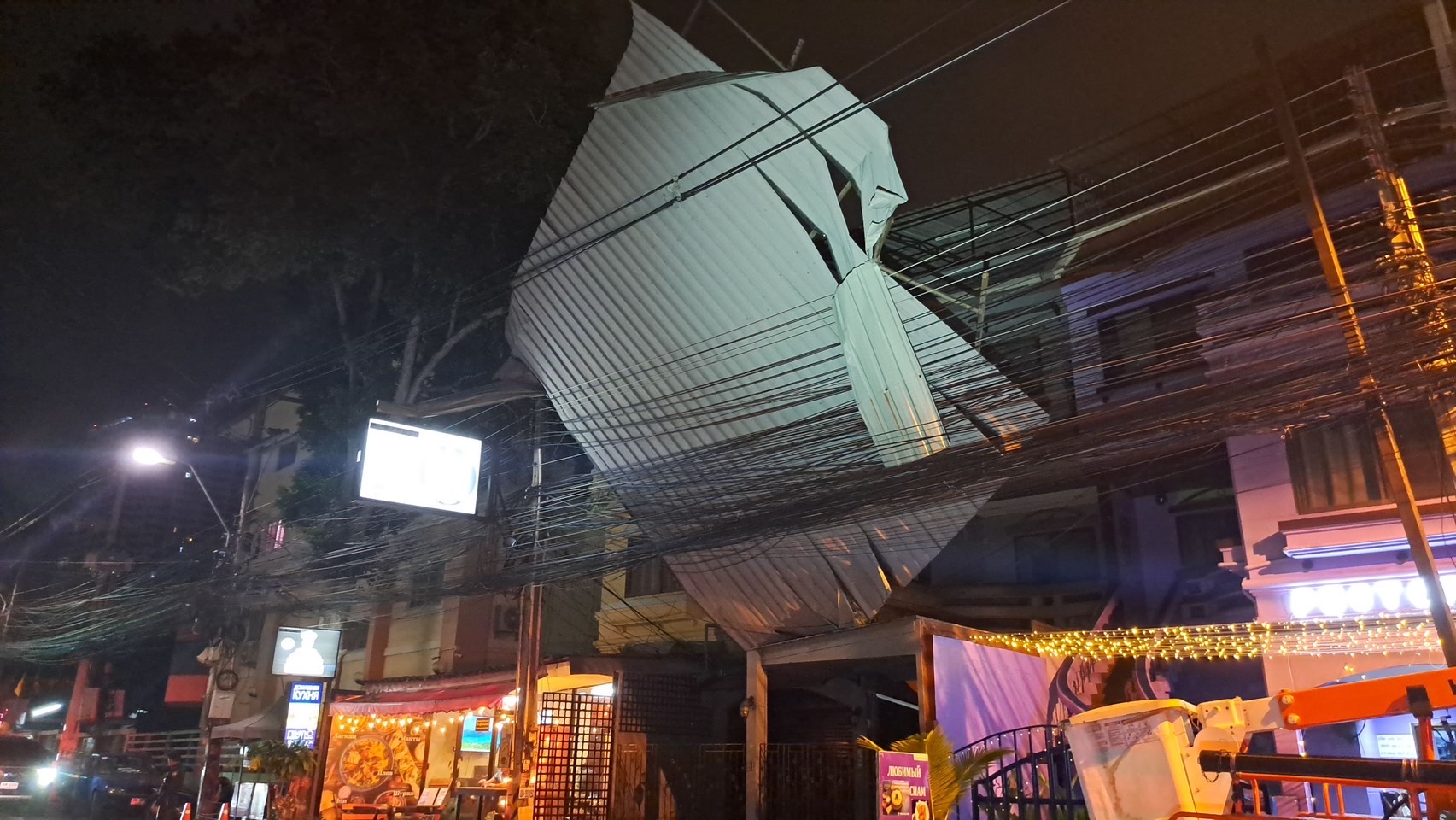 ดีเปรสชั่น แคมี ถล่มพัทยา ต้นไม้ใหญ่ล้มทับบ้าน หลังคาปลิว