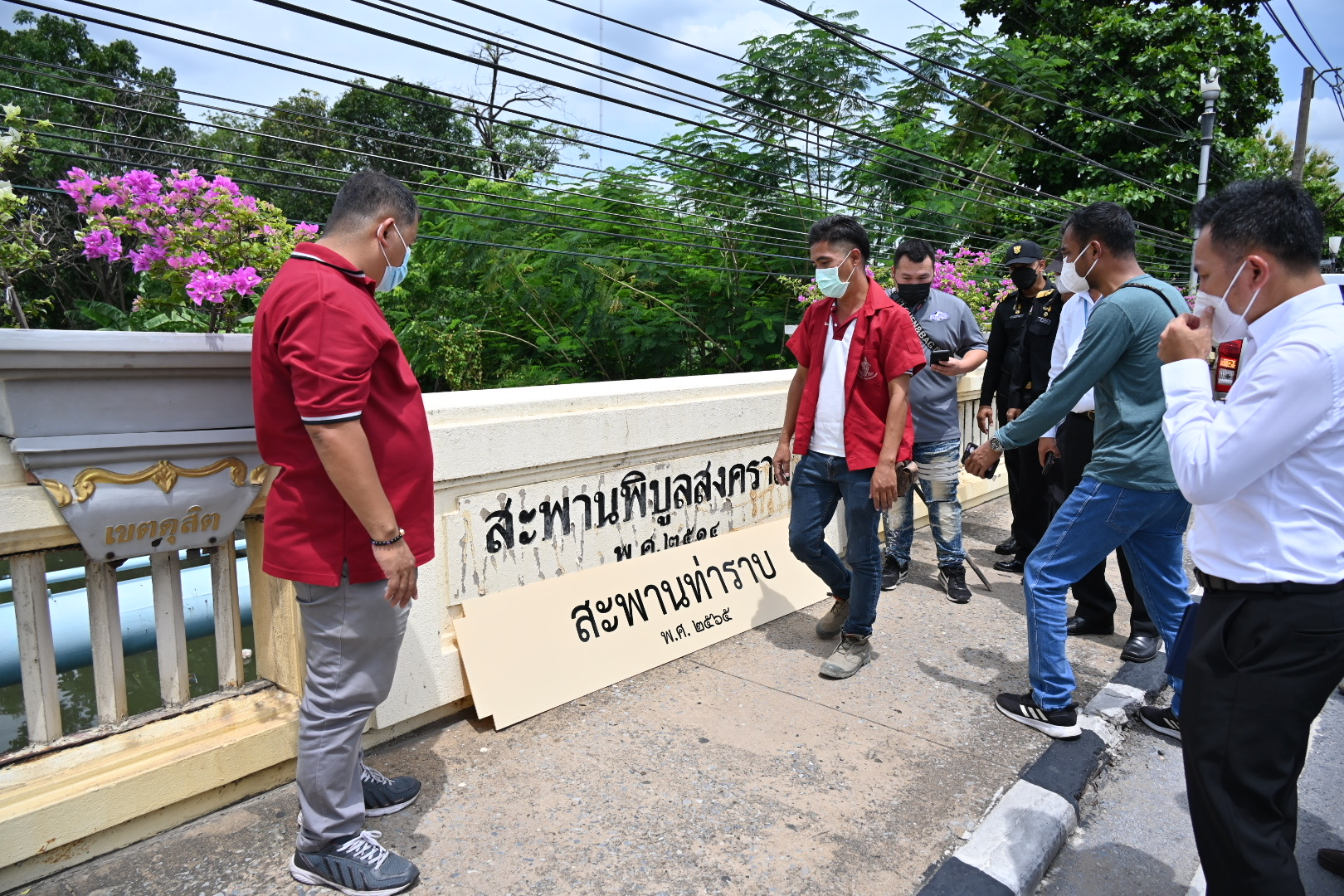 รื้อแล้ว! ป้ายสะพานท่าราบ สนง.เขตดุสิต ยันไม่ใช่ฝีมือหน่วยงาน งงทำไมต้องชื่อนี้