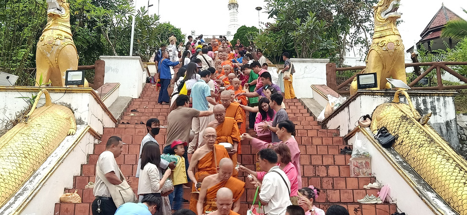 ชาวแม่ฮ่องสอนร่วมตักบาตรเทโววันออกพรรษา ณ วัดพระธาตุดอยกองมู สืบสานประเพณีไทยใหญ่กลางสายหมอก