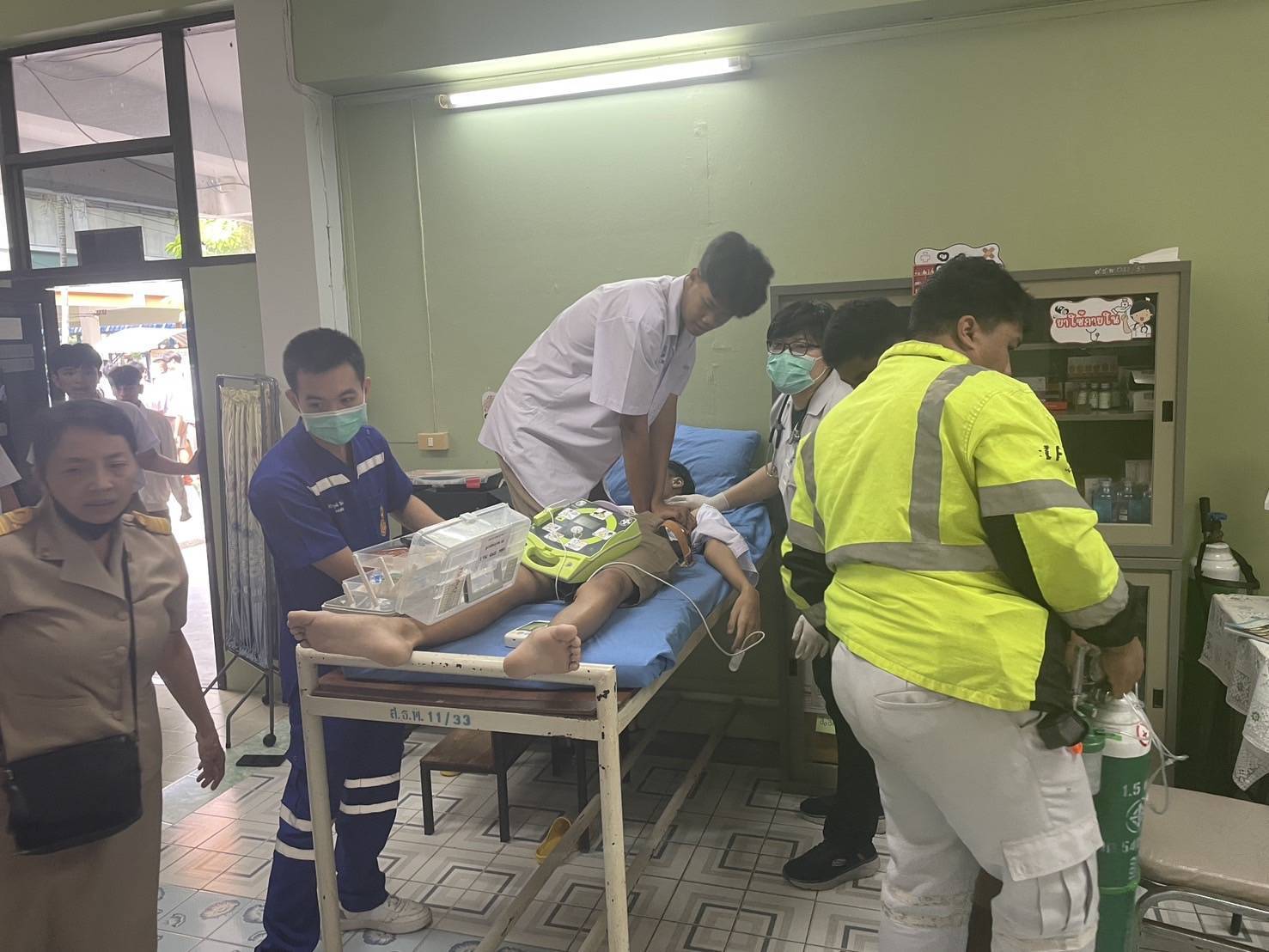 โคราช โลกโซเชียลแห่ชื่นชมฮีโร่ ม.6 รร.มัธยมดัง ทำ CPR ช่วยเพื่อนหัวใจหยุดเต้นรอดชีวิต