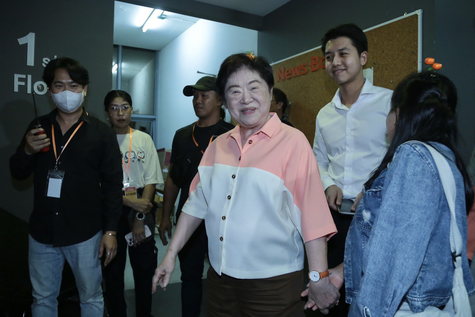 “ม๊าสมพร” เดินทางเข้าพรรค ปชน. ชูกำปั้นให้กำลังใจลูกชาย “ธนาธร”  ด้าน “สุชาติ” พ่อ "เท้ง ณัฐพงษ์" มาด้วย 