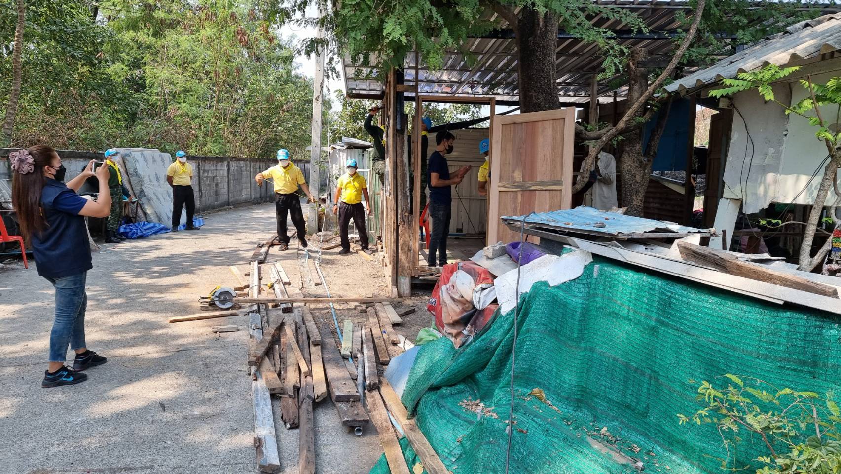  กรมรบพิเศษที่ 1 ค่ายวชิราลงกรณ์  จัดกำลังพลจิตอาสาฯ ชุดช่าง  ช่วยเหลือซ่อมสร้างบ้านให้ผู้ยากไร้
