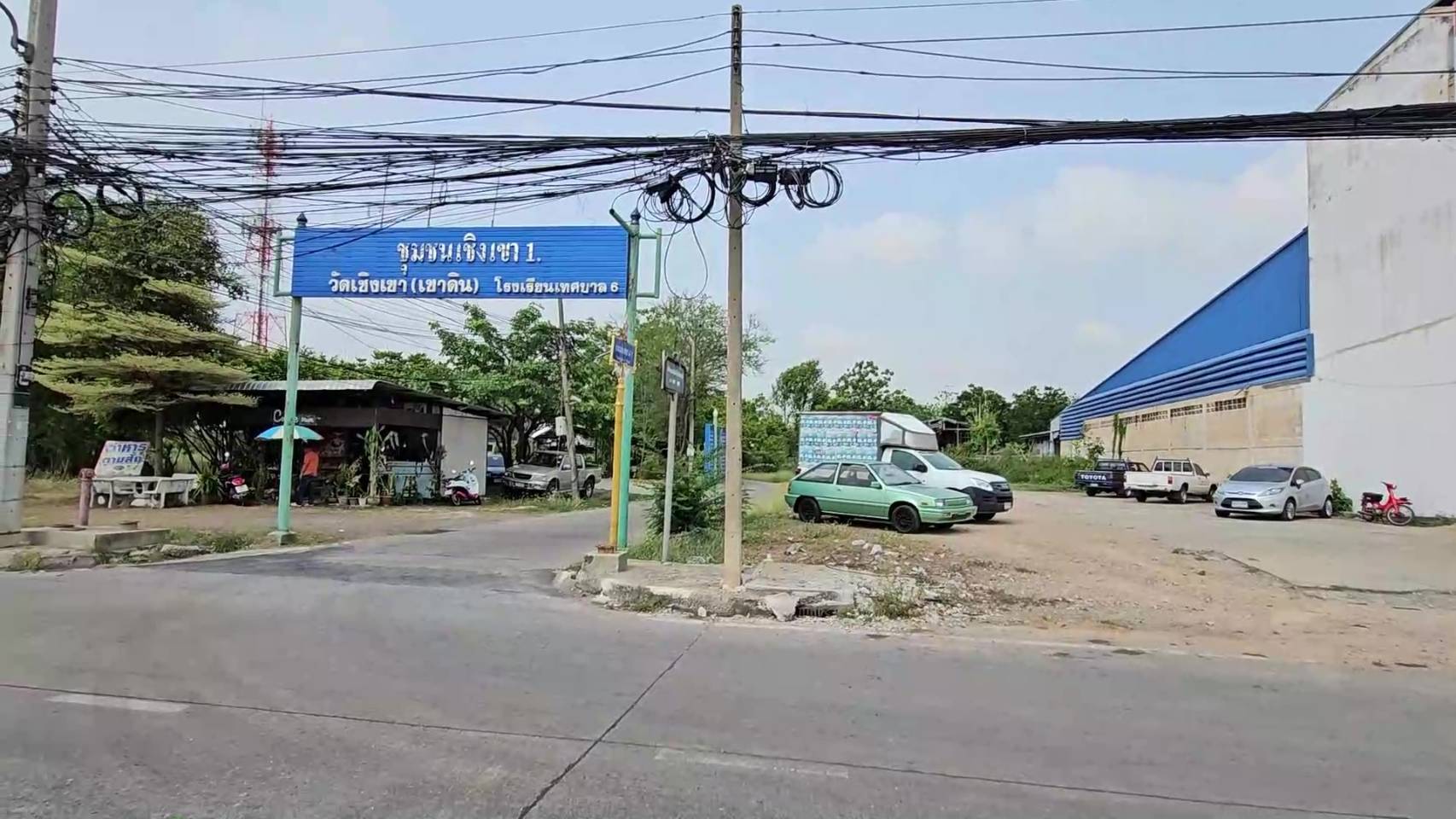 เสาไฟฟ้าริมถนนพหลโยธินฝั่งขาเข้าเมืองสระบุรีชำรุด หลังปชช.ร้องเรียนสายสื่อสารขาดรุ่งริ่งได้รับการแก้ไขแล้ว