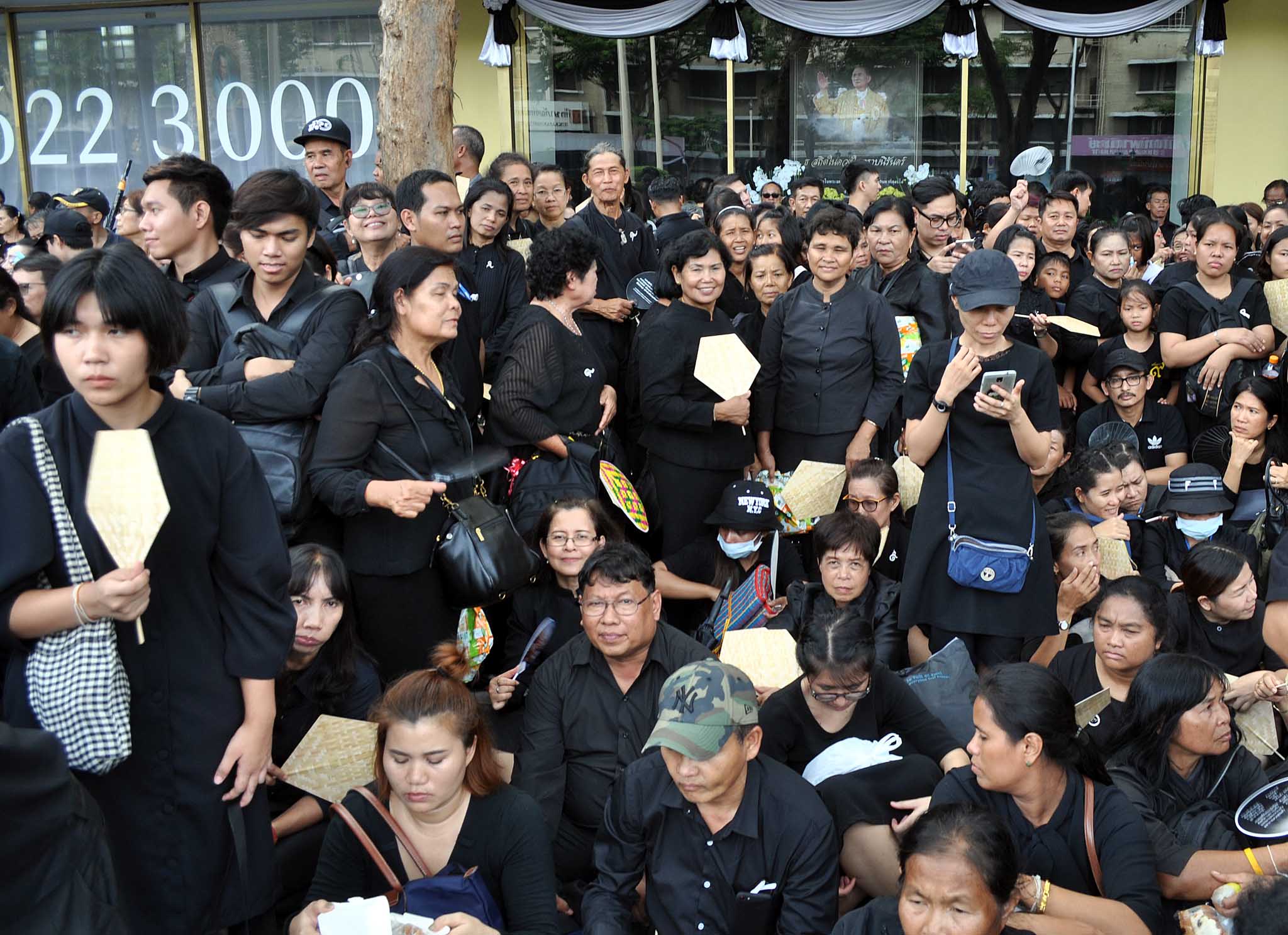 ประชาชนรอแน่นจุดคัดกรอง รอเข้าร่วมงานพระบรมศพฯ