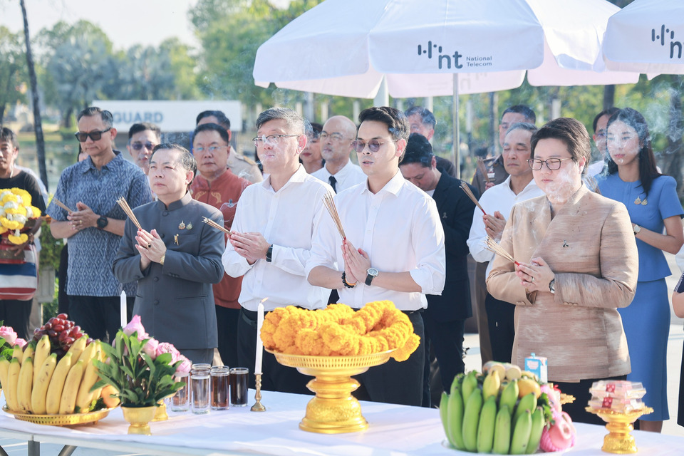 รมว.ดีอี - รมช.ดีอี สักการะศาลพระพรหม ก่อนเข้าทำงานกระทรวงดิจิทัลเพื่อเศรษฐกิจและสังคม